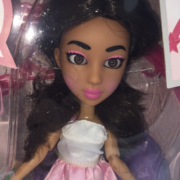 Snapstar Vita's Chic Clothing Rack Set with Doll & Accessories - Picture 2 of 13